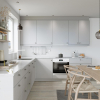 Kjøkken med Slett R3 kjøkkenfronter i en lys grå tone med Knopp knotter i rustfritt stål