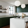 Kjøkken med Funesdalen kjøkkenfronter i den mørke grønne tonen grönmossegrönt og en lys benkeplate