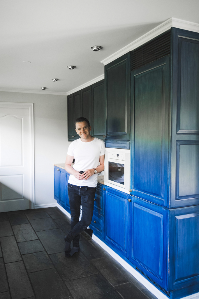 Christer står foran et kjøkken som skal pusses opp