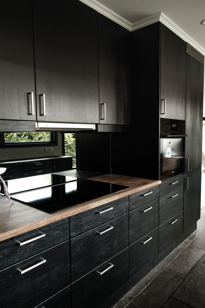 Slett kjøkkenfronter i fargen Tjæra med Kvadrat håndtak.